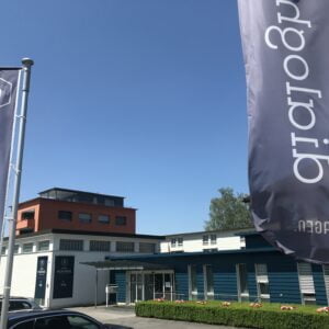 Tage der offenen Tür vom 02.-04. Mai 2026 18 Aussenansicht mit Fahnen Dialoghotel Eckstein