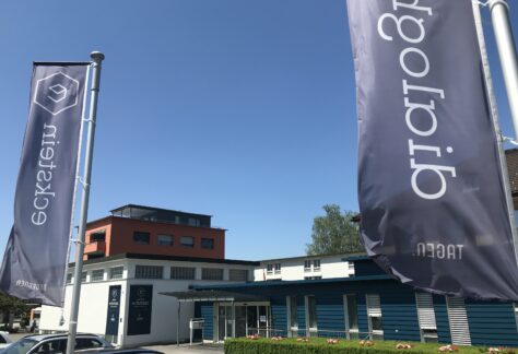 Aussenansicht mit Fahnen Dialoghotel Eckstein