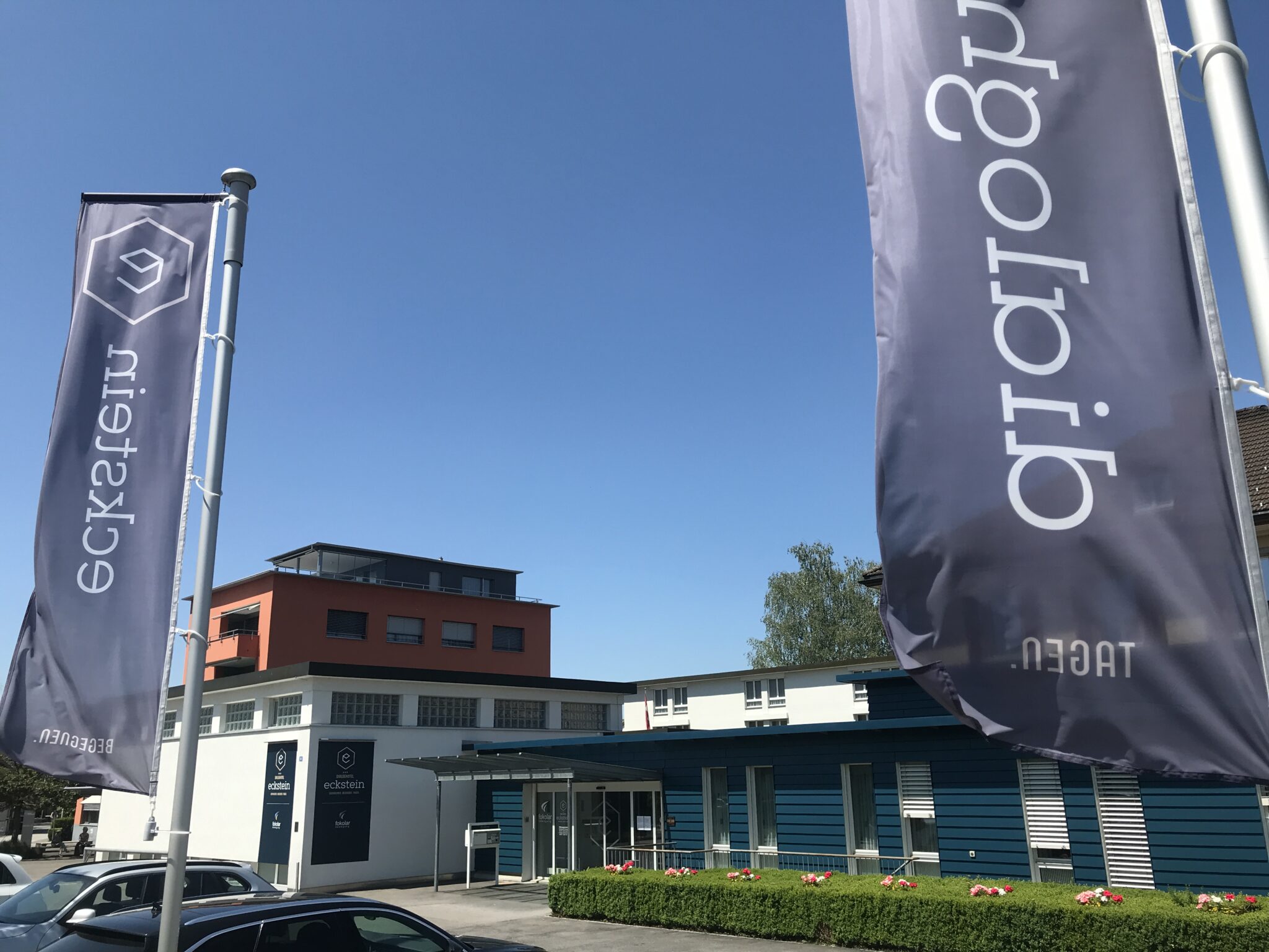 Aussenansicht mit Fahnen Dialoghotel Eckstein