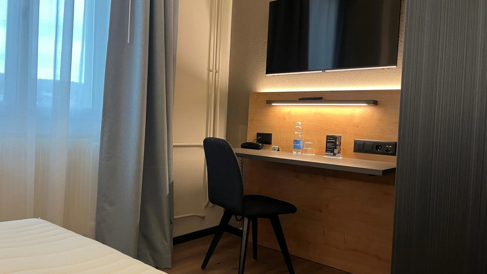 Kleinste und älteste 2 Hotelzimmer umgebaut. 2 Kleines Einzelzimmer im Dialoghotel Eckstein, Baar-Zug, anfangs 2026 umgebaut