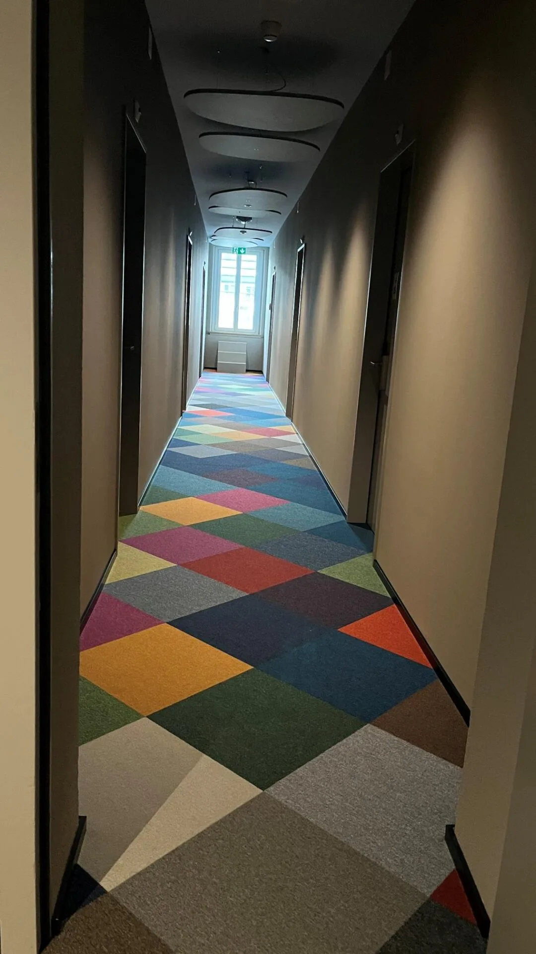 Kleinste und älteste 2 Hotelzimmer umgebaut. 3 Zimmerkorridor im Dialoghotel Eckstein, Baar-Zug, anfangs 2026 umgebaut