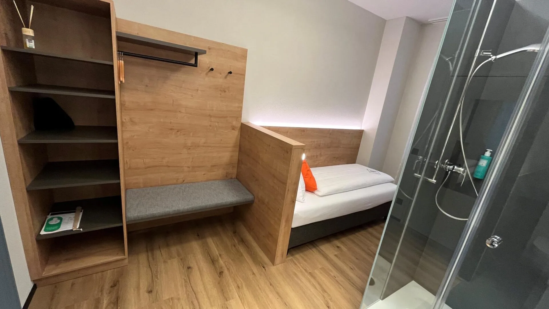 Tiny Room - kleinstes Einzelzimmer als Vorzeigeobjekt der Zukunft 1 TINY ROOM - Einzelzimmer im Dialoghotel Eckstein, Baar-Zug, realisiert Februar 2026